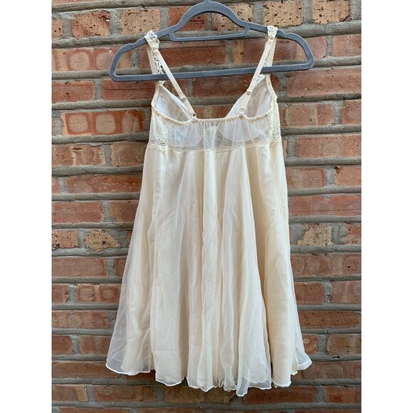Elegant Cream Lace Chemise - Picture 4 of 7